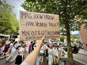 ‘Mag jouw vrouw… alleen naar buiten?’