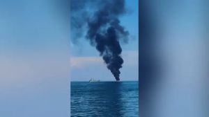 Yacht esplode e prende fuoco al largo di Cavallino: il video dell’imbarcazione in fiamme