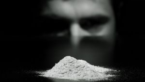 Y detrás, mucha droga