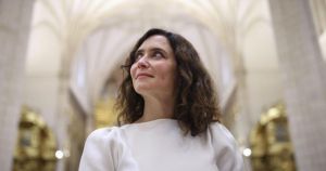 Ayuso pone también en su contra a los diplomáticos tras airear el fantasma del fraude electoral