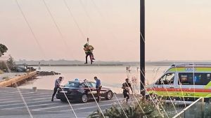 Donna cade in mare durante la corsa mattutina a Grado: soccorsa in condizioni gravi, arriva l'elisoccorso