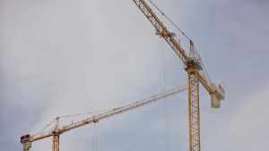 La vivienda rompe la barrera de esfuerzo máximo mientras el Banco de España plantea límites a las hipotecas
