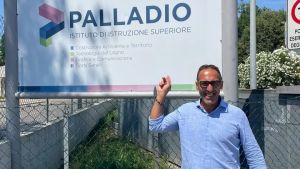 Muratore di giorno, studente di sera: Alessandro si diploma a 53 anni