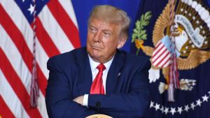 A Trump le paran los pies