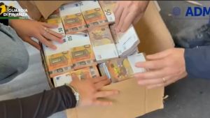 Porto di Trieste, le Fiamme Gialle sequestrano un milione di euro falsi e documenti contraffatti