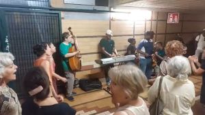 Il coro Voci dal Mondo canta nel sottopasso ferroviario di Mestre: la performance contro il degrado