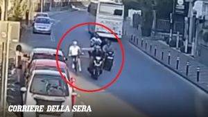 Hanno spinto dagli scooter in corsa ciclista 80enne per farlo cadere, denunciati 6 giovani di Angri: tre sono minorenni
