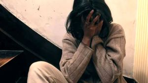 Maltratta la moglie davanti alle figlie e la accusa di tradimento: condannato a 2 anni e 6 mesi