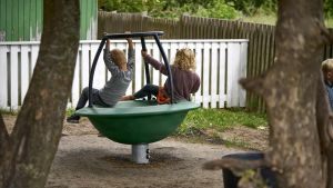 Hvor­for sluk­ker vi mo­bi­len i bi­o­gra­fen, men ikke på le­ge­plad­sen?