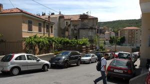 Insegue la truffatrice e recupera tutti i gioielli: la vittima sventa il colpo