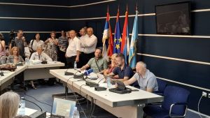 Komisija za planove odbila prigovore na izgradnju „Novog Sada na vodi“: Građani i aktivisti pravili buku pa napustili salu