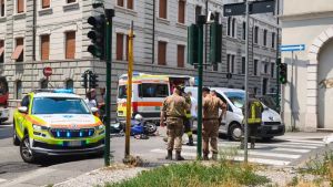 Incidente tra uno scooter e un furgoncino in via Udine a Trieste: un ferito