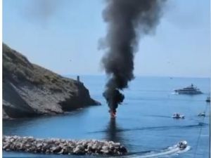 Procida, barca in fiamme alla Corricella: diportista si tuffa in mare per salvarsi
