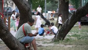Caldo, così l’altra Monfalcone si rifugia nei parchi in cerca di refrigerio e socialità