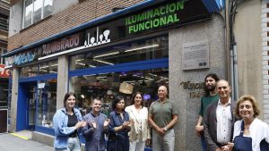 El histórico Mercurio Martínez, pionero de la televisión en Gijón en 1958, ya tiene una placa en la calle Uría como homenaje: 