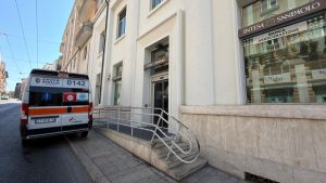 Cosa è successo nella banca di corso Stamira: il coltello, gli ostaggi, la fuga, l’arresto in un negozio