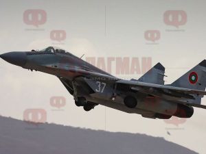 Екшън в небето: МиГ-29 прихванаха самолет и го ескортираха до летището в Бургас