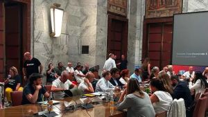 Vertice Electrolux, apertura della multinazionale ma i sindacati frenano: «Piano generico, intervenga il Governo»