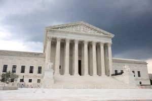 Droit du sol : la Cour suprême inflige un revers à Donald Trump