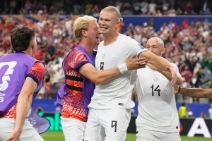 Erling Haaland le da a Noruega dramático pase a octavos de final del Mundial