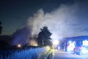 Voldsom brand i ejendom - vinduer blæst flere meter væk