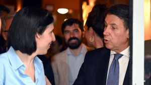 Schlein e Conte, tra camicie pezzate e sole rovente, lanciano l’allarme democratico