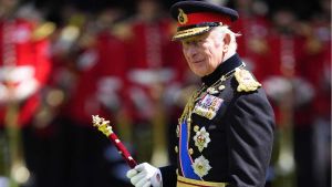 Carlo non vuole più vivere a Buckingham e attende Harry per riunire la famiglia