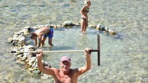 La storia di Armando, bagnino a vita per salvare i bambini nel Piave