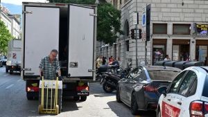 Trieste, è ancora caos traffico in centro: raddoppiate le multe nelle aree di carico e scarico