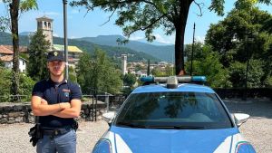 Cividale, poliziotto preso a calci e gomitate durante un controllo: arrestato