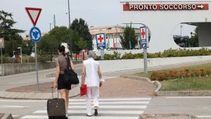Malori per il gran caldo: fattorino sviene dopo la consegna, anziana trovata in strada con febbre a 42 gradi