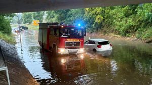 Gewitter entlädt sich in Lottstetten: Feuerwehr befreit Autofahrer aus den Wassermassen