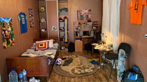 Quel bambino rapito da Putin. “Empty beds” e la cameretta sotto le bombe