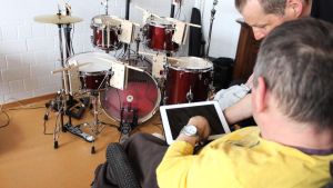 Menschen mit Handicaps können durch moderne Technik Schlagzeug und Klavier spielen