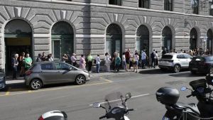 Assalto ai centri civici di Trieste per la carta d’identità, i sindacati: «Colpa del Comune, pronti allo sciopero»