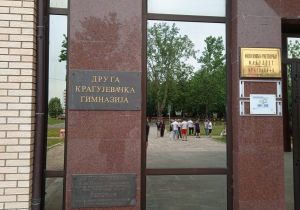 Milićević (SSP): Umesto besplatnih udžbenika i boljih uslova školovanja transparenti „Srbija pobeđuje” u rukama đaka?!