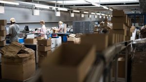 Petits colis: la Suisse prise en étau entre Bruxelles et Pékin