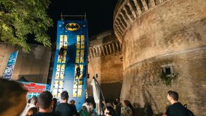 Dal mare a Gotham City: il lungomare di Fano diventa un parco del cinema