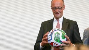 Friedrich Merz im Neuland – die Posse um den Fußball-Post