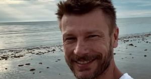 Rodrigo Hilbert ajuda desconhecida e viraliza como ‘faz de tudo’