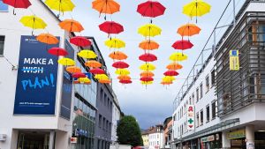 Farbenfrohes Himmelsspektakel: Das steckt hinter der Schirm-Aktion in Bad Säckingen