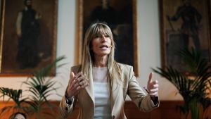El permiso de Begoña Gómez para la graduación de su hija confunde a las acusaciones: informan a favor y luego rectifican alegando un 
