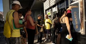 Pasé siete horas en un banco de Cuba para cobrar una jubilación de cinco dólares