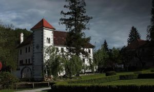 Po skoraj letu dni se vrača znameniti obok Polhograjske graščine