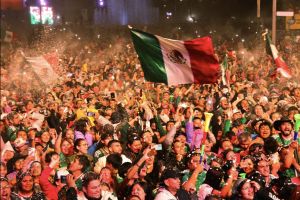Imágenes sensibles: Aficionada cae de cabeza tras ser lanzada al aire en festejos del Mundial