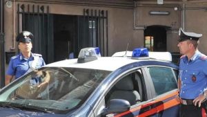 Ubriaco aggredisce il padre. Poi prende a pugni i carabinieri