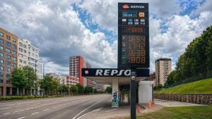 El viaje a Asturias en verano se encarece: no baja de los 100 euros en coche, tren y avión, y encima llenar el depósito cuesta 6 euros más desde ayer