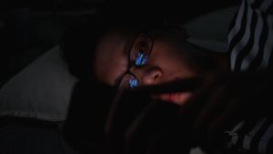 Rester dans l’obscurité sans bouger: et si les geeks avaient déjà tout compris à l'ère caniculaire