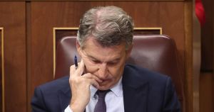 El PP lucha contra Vox y su propia hemeroteca por abanderar la conspiración contra Sánchez