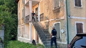 Occupa la palazzina inagibile e ci si barrica dentro, denunciato